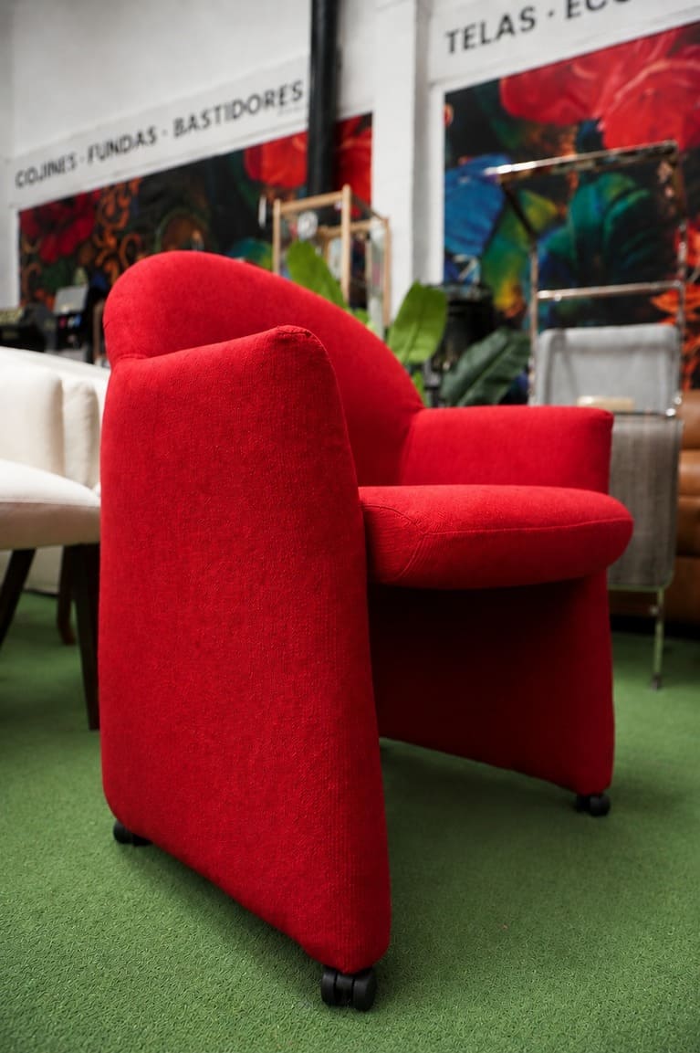 Sitial Verona rojo de diseño curvo retapizado en bouclé